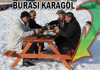 Karagölün üstünde masa kurup çay demliyorlar