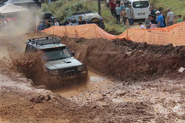 aa-20230924-32232068-32232065-artvinde-7-uluslararasi-offroad-yarislari-yapildi02.jpg