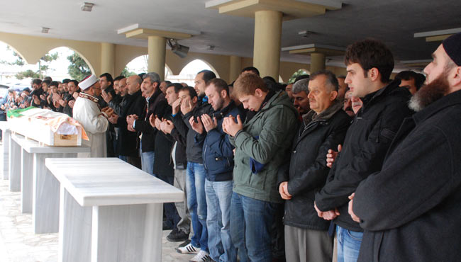 cenaze2.jpg cenaze2.jpg