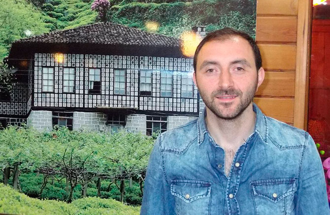 erdalsari.jpg erdalsari.jpg