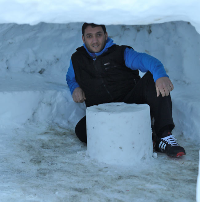 ayder girisinde kardan eskimo evi