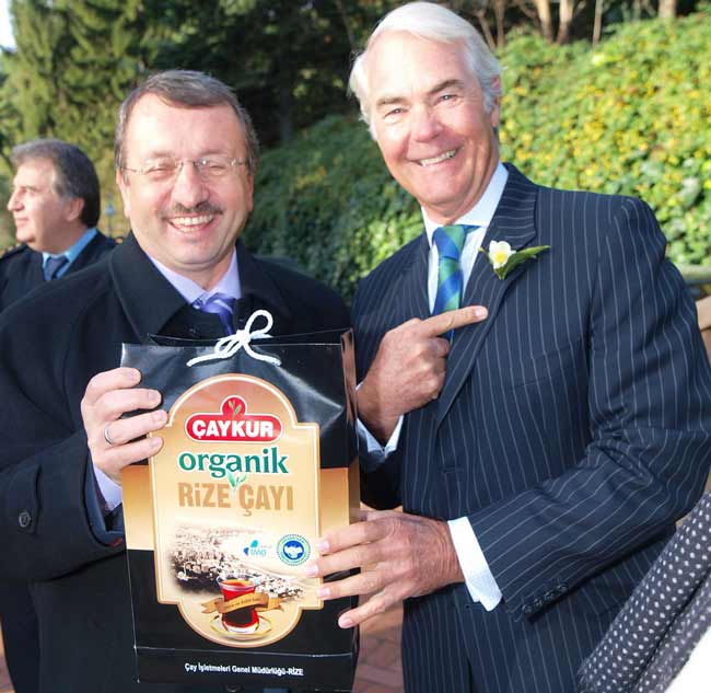 ingiliz-elci-caya-goz-dikt2.jpg ingiliz-elci-caya-goz-dikt2.jpg