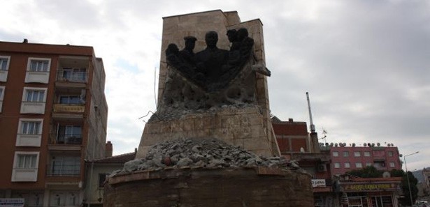kenan_evrenin_memleketindeki_heykeli_kaldirildi13743098200_h1052168.jpg