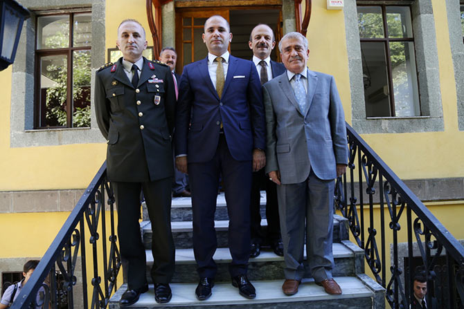 tataurk1.jpg tataurk1.jpg